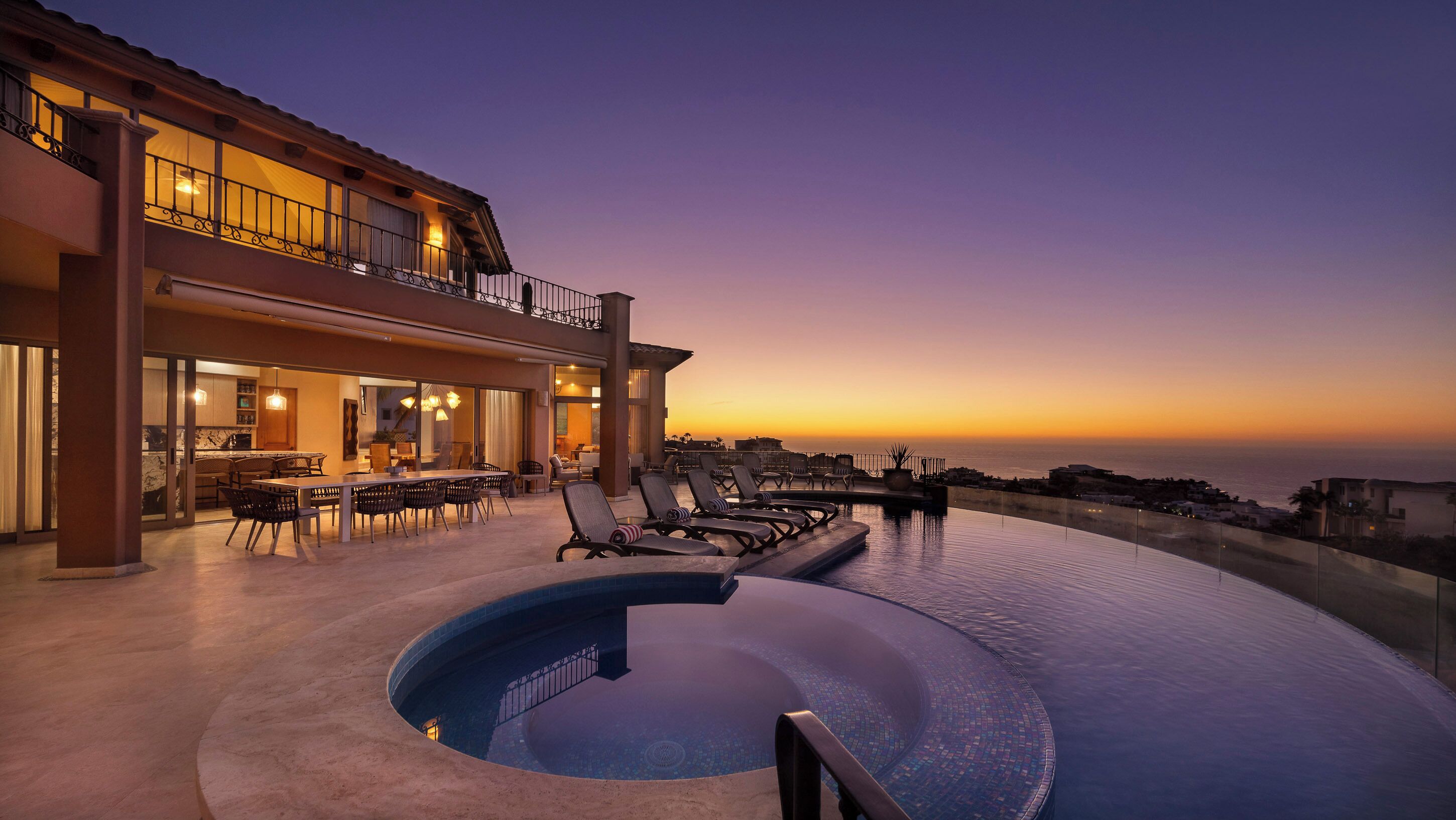 Una piscina al aire libre, una piscina climatizada