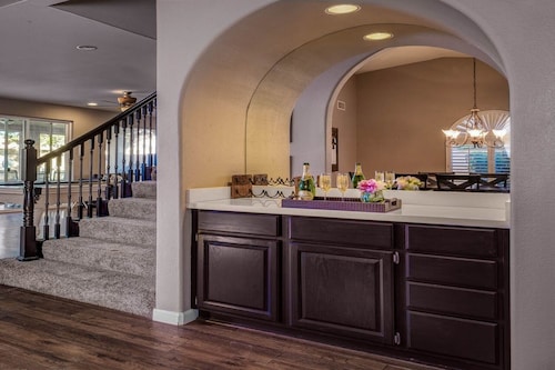 Upscale, Ideal for Entertaining Large Groups, 50+ 5 Star Reviews