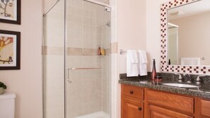 Badewanne, Haartrockner, Handtücher, Seife