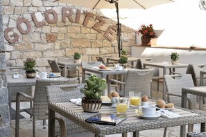 Free daily continental breakfast - Hotel Goloritzé (Baunei)