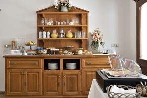 Free daily continental breakfast  - Hotel Goloritzé (Baunei)