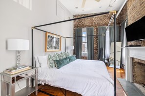 4 makuuhuonetta, silitysrauta/-lauta, ilmainen Wi-Fi, vuodevaatteet