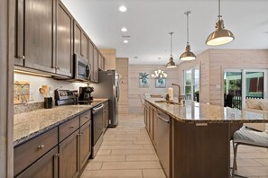 ثلاجة، ميكروويف، فرن، موقد طهي مسطح