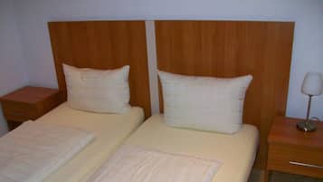 2 bilik tidur, meja, katil bayi/kot (percuma)