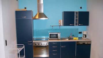 Peti sejuk, ketuhar, dapur, mesin basuh pinggan mangkuk