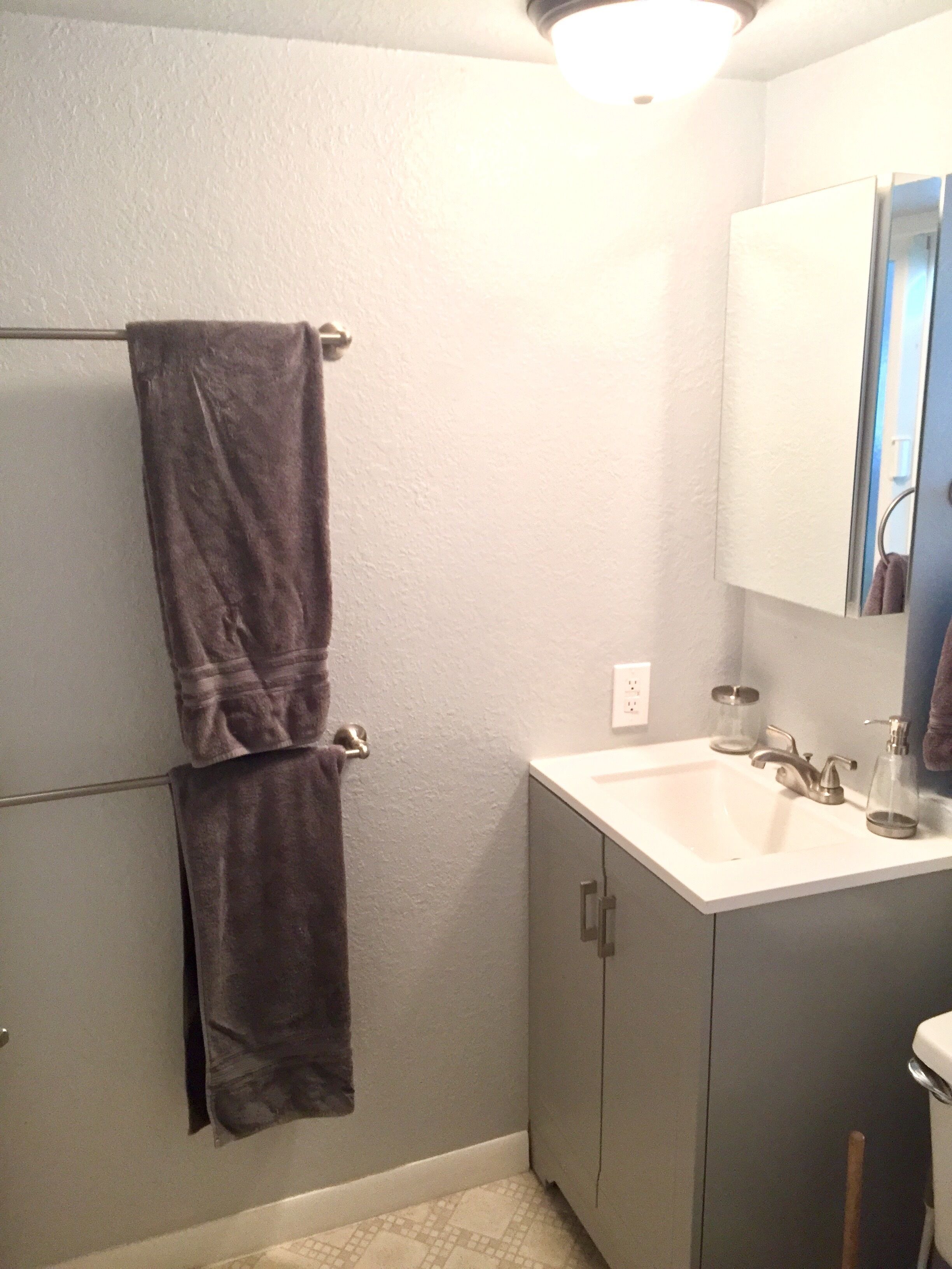 Ensemble douche/baignoire, serviettes fournies, savon, shampoing