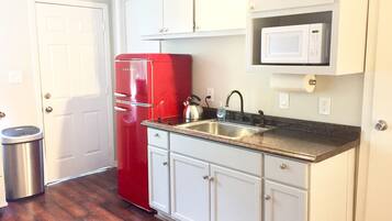 Kühlschrank, Mikrowelle, Herdplatte, Wasserkocher mit Kaffee-/Teezubehör