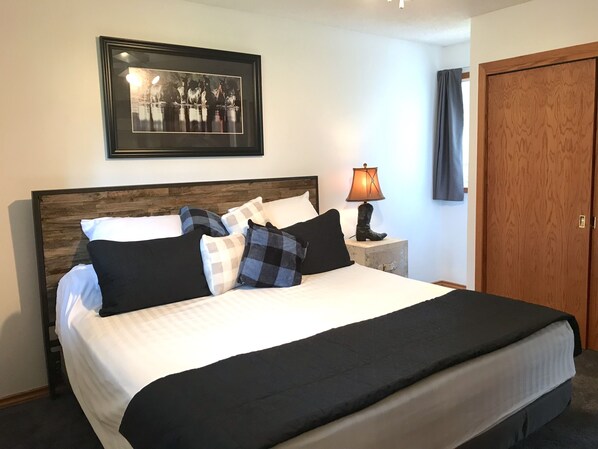 2 bedrooms, free WiFi, bed sheets - Moose Mountain Hideaway Private 2 Bedroom & Spacious Lounge
4 people maximum (Bragg Creek)