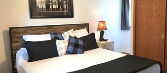 Moose Mountain Hideaway Private 2 Bedroom & Spacious Lounge
4 people maximum