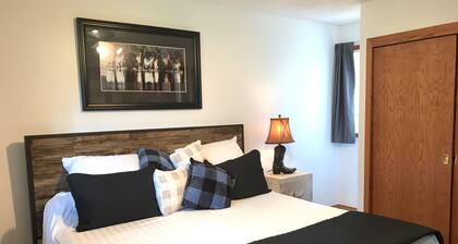 Moose Mountain Hideaway Private 2 Bedroom & Spacious Lounge
4 people maximum