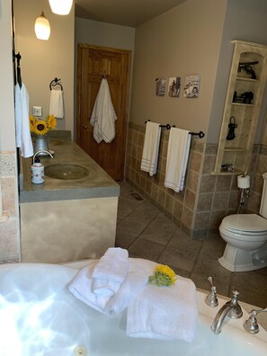 Badewanne, Whirlpool, Haartrockner, Handtücher