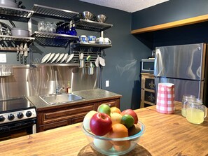 Fridge, microwave, stovetop, coffee/tea maker - Moose Mountain Hideaway Private 2 Bedroom & Spacious Lounge
4 people maximum (Bragg Creek)