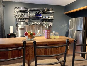 Fridge, microwave, stovetop, coffee/tea maker - Moose Mountain Hideaway Private 2 Bedroom & Spacious Lounge
4 people maximum (Bragg Creek)