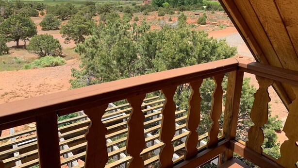 A balcony with a view of a desert landscape with trees and mountains. - Torrey Pines Cozy Cabin! (Torrey)