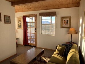 TV connectée, livres, chaîne hi-fi