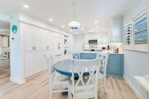 Dining - OCEAN'S REACH 1D1: Ground-Level/Corner, 2 Bedroom, All Amenities Open (Sanibel Island)