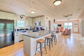 Microwave, oven, stovetop, dishwasher - Entire home /Vintage  modern , new home, frontage on Lower Mason Pond (Belfast)