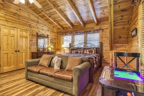 5 bedrooms, pillow-top beds, free WiFi, bed sheets