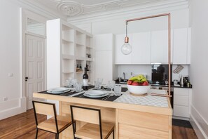 Design Apartment, 2 Bedrooms, City View (Rosário) | Private kitchen | Fridge, microwave, stovetop, espresso maker - Tripas-Coração, Rosário Apartments (Porto)