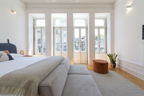 Laptop workspace, iron/ironing board, free cots/infant beds, free WiFi - Tripas-Coração, São Bento Apartments (Porto)