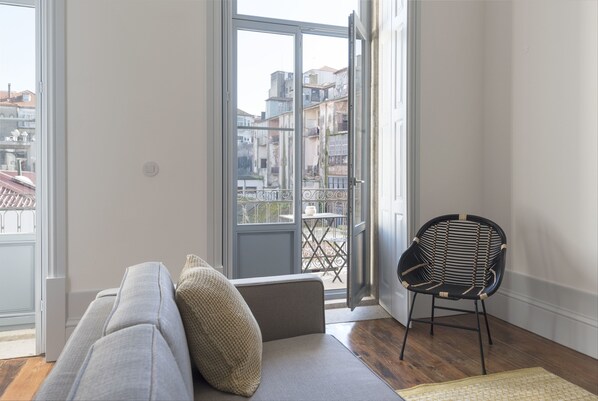 Design appartement, 1 slaapkamer, balkon (Sá da Bandeira 2 Back) | Woonkamer | Een flatscreentelevisie