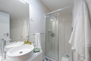 Design Apartment, 2 Bedrooms, Balcony (Sá da Bandeira 3 Duplex) | Bathroom | Shower, towels - Tripas-Coração, Sá da Bandeira Apartments (Porto)