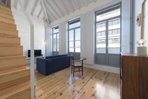 Design appartement, 1 slaapkamer, patio, uitzicht op stad (Sá da Bandeira 3 Mezzanine) | Woonruimte | Een flatscreentelevisie