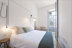 Desk, laptop workspace, free cots/infant beds, free WiFi - Tripas-Coração, Sá da Bandeira Apartments (Porto)