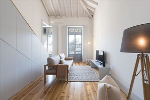 Design appartement, 2 slaapkamers, balkon (Sá da Bandeira 3 Duplex) | Woonkamer | Een flatscreentelevisie