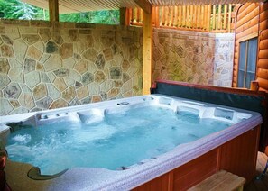 Outdoor spa tub