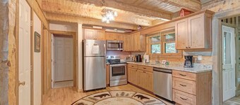 Bear Den-Mountain Log Cabin, Wood Fireplace, Pool Table, Gas Grill