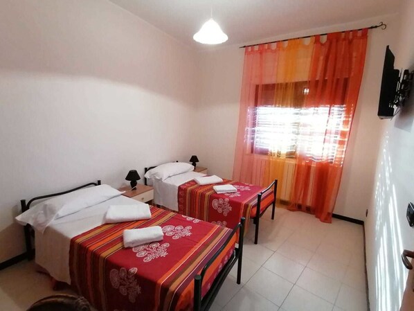 Double or Twin Room, Sea View (4) | Desk, laptop workspace, soundproofing, free WiFi - Bed and breakfast Lagiocosa (Reggio Calabria)