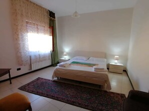 Deluxe Double Room (3) | Meja, ruang kerja komputer riba, kalis bunyi, Wi-fi percuma 