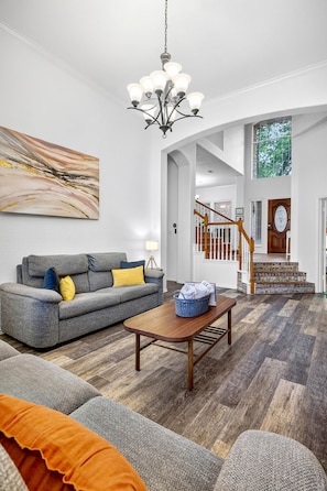 Smart TV, caminetto, videogiochi, tavolo da calcetto