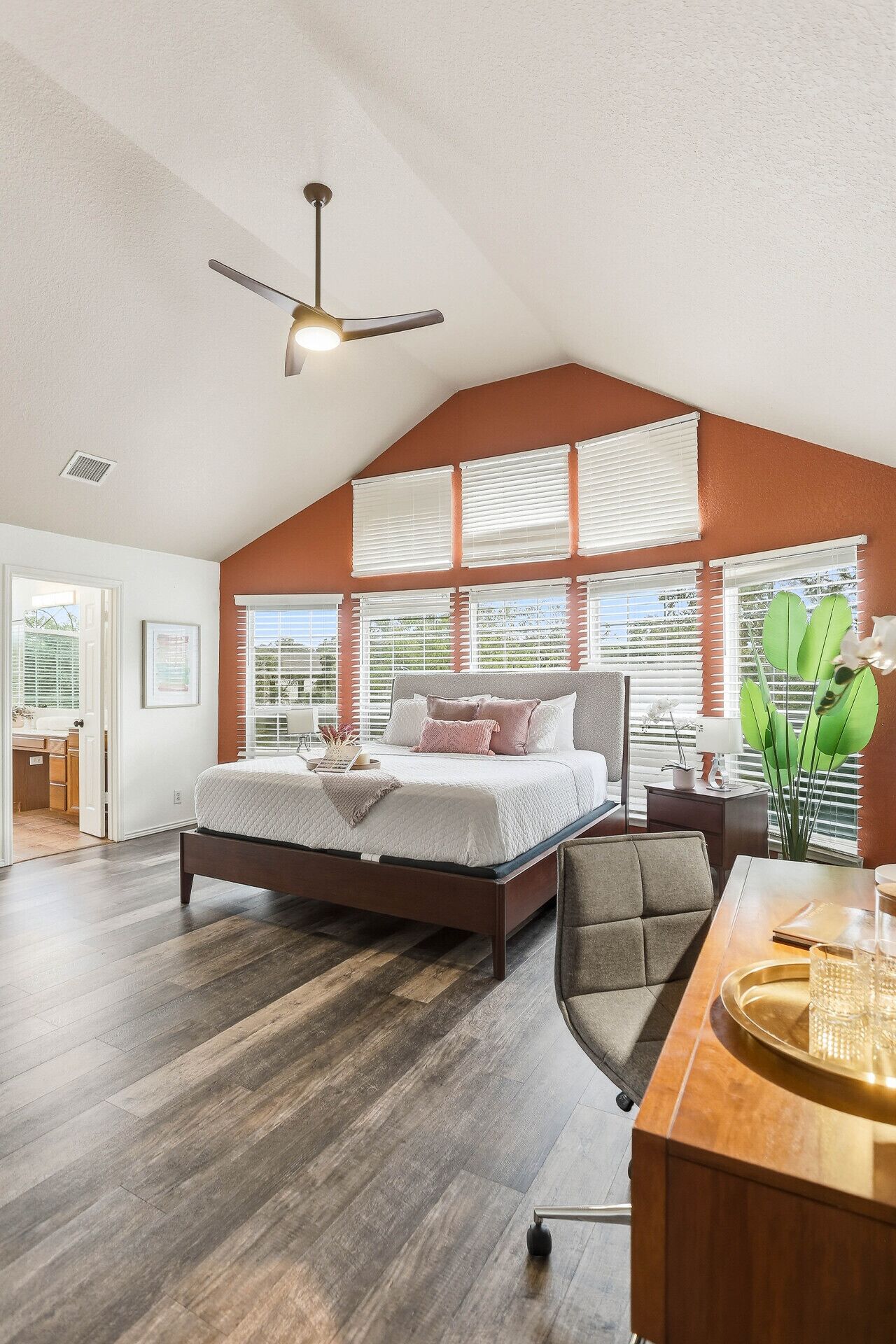 5 chambres, bureau, fer et planche à repasser, lit parapluie