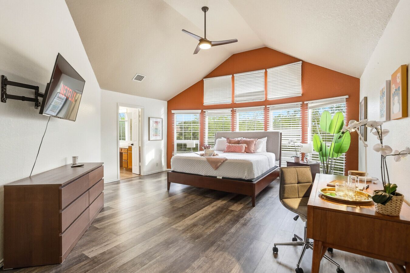 5 habitaciones, escritorio y tabla de planchar con plancha 