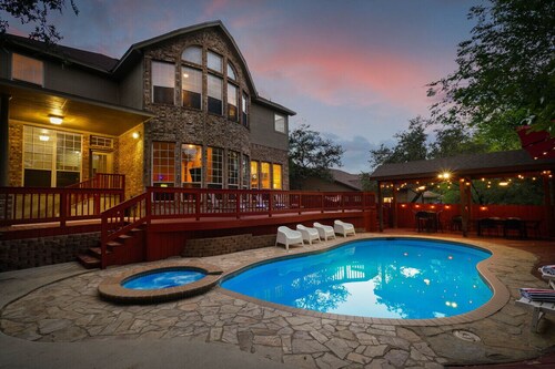 Modern Luxury 5BR — Pool, Game Room, Prime San Antonio Spot