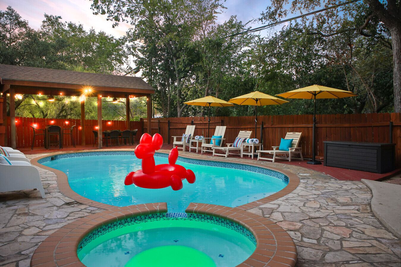 Una piscina al aire libre