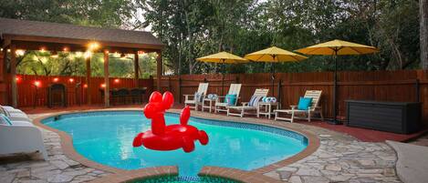 Una piscina al aire libre