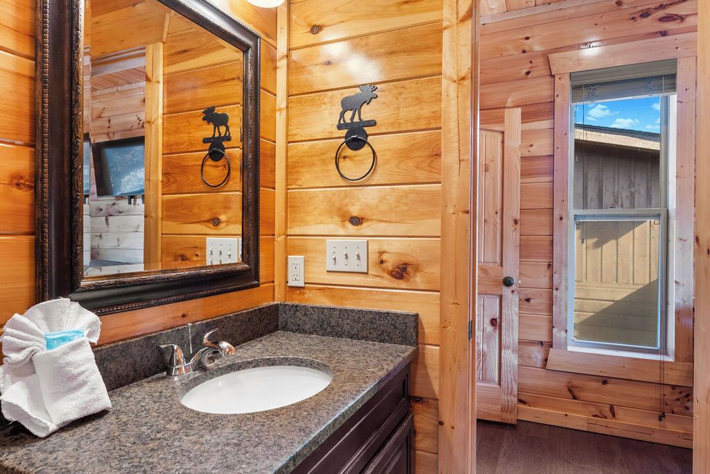 BIG MOOSE LODGE! 16 Bedrooms, LOADED!, Sevierville: Room, Prices