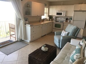 Televisión, reproductor de DVD y libros 