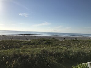 Sur la plage, chaise longue, serviettes de plage