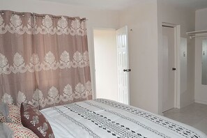 1 quarto, escrivaninha, ferros/tábuas de passar roupa, Wi-Fi de cortesia