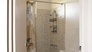 تجهيزات دش، مناشف، صابون، ورق حمّام