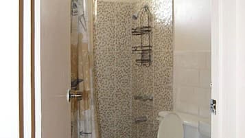 Ducha, toallas, jabón y papel higiénico