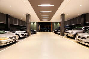 Free self-parking - Hlaine Tet Hotel (Yangon)