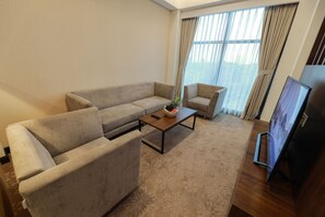Business Suite, 1 Double Bed, Non Smoking, City View | Living area | TV - Hlaine Tet Hotel (Yangon)