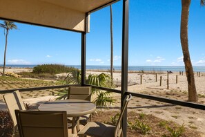 Outdoor dining - OCEAN'S REACH 4D1: Ground Level/Corner, Direct Beach Access, Amenities Open (Sanibel Island)