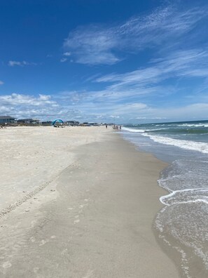Plage à proximité, chaise longue, serviettes de plage