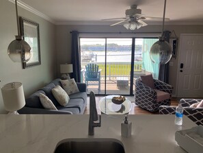 Téléviseur connecté, livres, sélection de films, chaîne audio